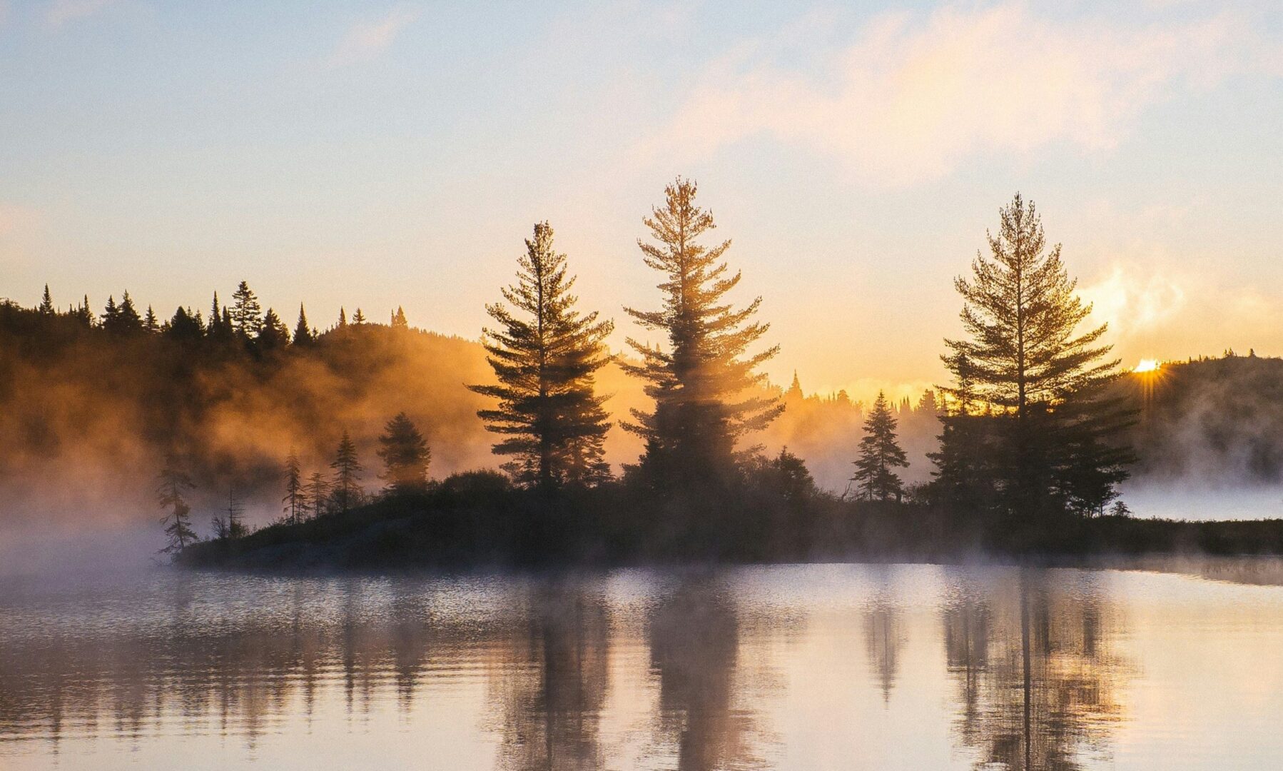 Järvimaisema auringonnousu, utua