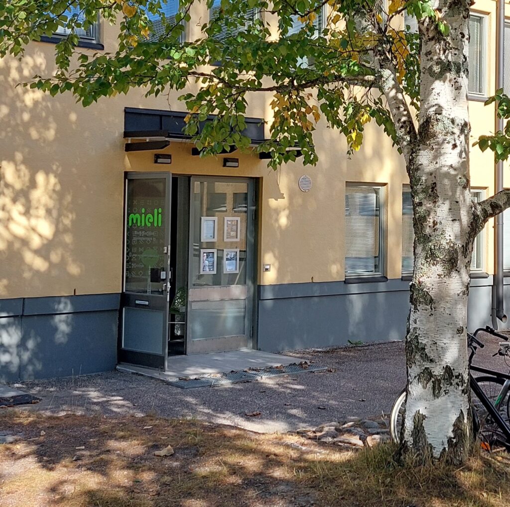 Kriisikeskuksen ulko-ovi linnoituksessa