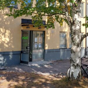Kriisikeskuksen ulko-ovi linnoituksessa