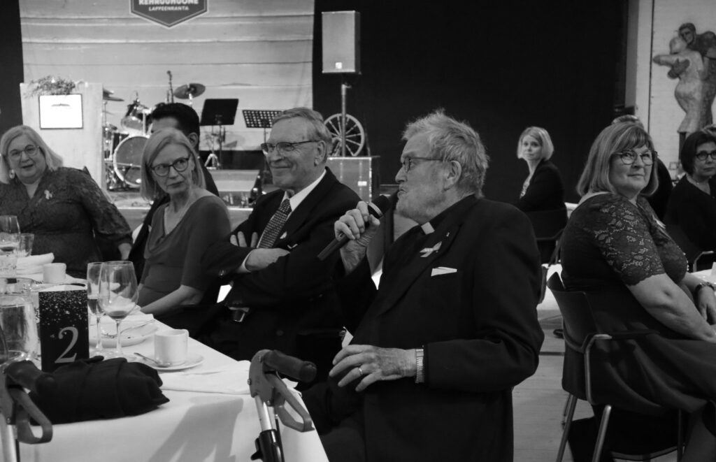 Matti J. Kuronen pitämässä puhetta MIELI EK:n vuosijuhlassa.