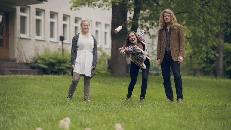 Nuoret pelaavat mölkkyä