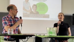 Kuvassa Elena Ruuskanen haastattelee Kristian Wahlbeckiä.