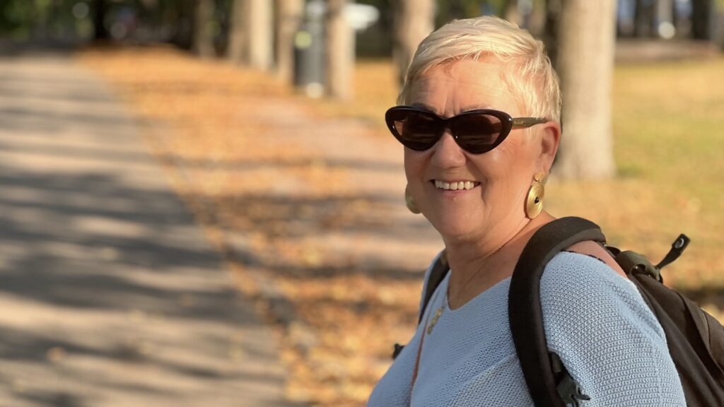 Mirja Erlund, ylävartalokuva, luontopolulla reppu selässä