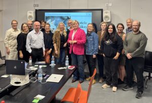Keskustelijoita Oodissa (vas.) Annikka Seitsalo, Anniina Pesonen, Sami Koivisto, Teppo Turkki, Marianne Kyrklund, Eila Ruuskanen-Himma, Helena Åhman, Riitta Pihlajamäki, Leena Huovinen, Riitta Nieminen, Aila Alho, Maisa Tikka, Suvi-Sorja Kemppainen, Reijo Laitinen, Juho Mertanen ja kuvan otti Ari Himma ja tämän lisäksi Teams-osallistujat.