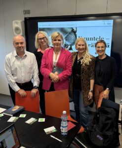 Näyttötaulun edessä paneelin jälkeen: Teppo Turkki, Riitta Pihlajamäki, Leena Huovinen, Helena Åhman ja Eila Ruuskanen-Himma. Käsissä Helena Åhmanin kirja: Tunnerohkeus. Suoraan puhumisen ja vastarinnan kohtaamisen taito. (Otava 2024)