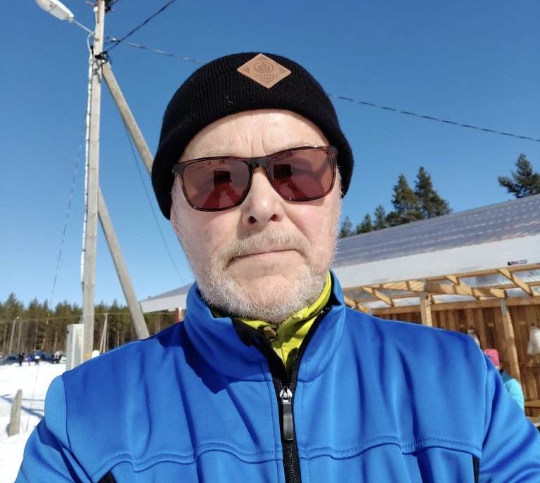 Pekka Larivaaea, hiihtoasussa ulkona