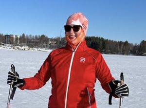 Marja-Leena Ksurinen suksilla järven jäällä aurinkoisessa säässä.