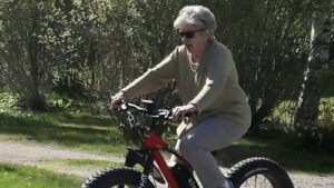 Valma Hiltunen pyöräilee