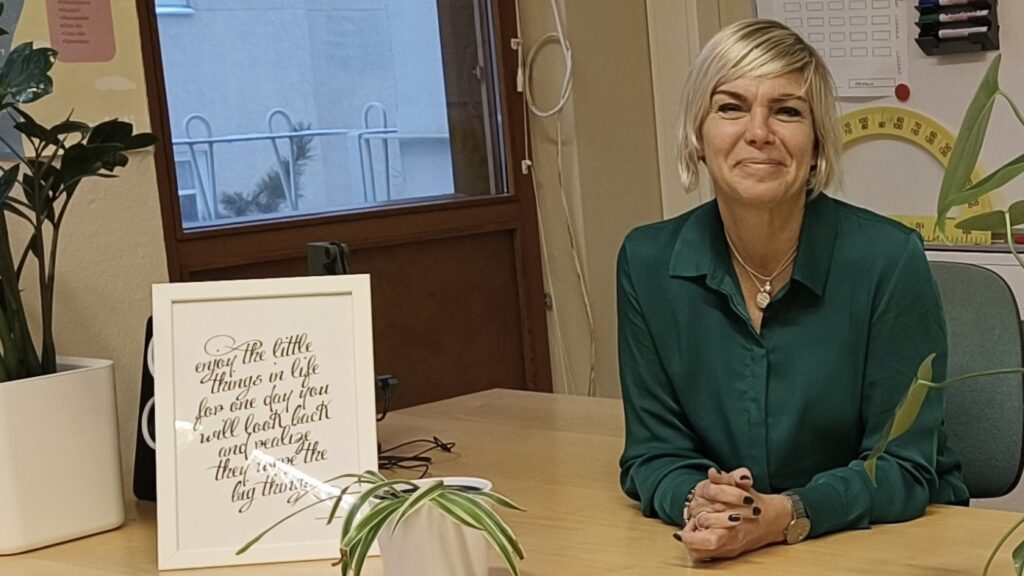 Petra Vuorela istuu luokkahuoneessa, ylävartalokuva