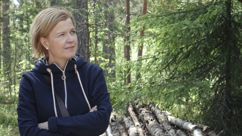 Sari Aalto-Matturi, taustalla halkopino