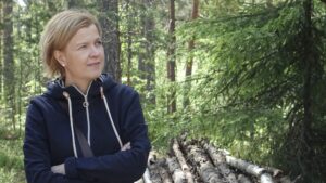 Sari Aalto-Matturi, taustalla halkopino