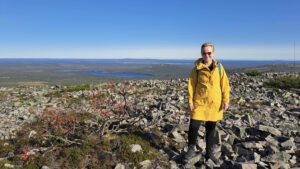 Heli-Maija Nevala tunturin laella.