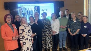 Keskustelijat Kevassa (vas) Eeva Mäkinen, Eija Hakari, Pauliina Mattila-Holappa, Eila Ruuskanen-Himma, Riitta Pihlajamäki, Sari Vainikkala, Tuula Metsä, Juho Mertanen, Timo Lehtinen, Marketta Rantama, Heli-Maija Nevala ja Irene Taavetti, kuva: Ari Himma.