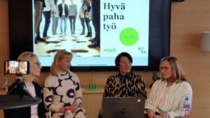 Kuvassa paneelissa Riitta Pihlajamäki, Pauliina-Mattila Holappa, Sari Vainikkala ja Tuula Metsä.