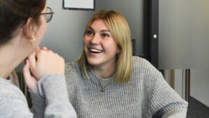 Kaksi henkilöä vuorovaikutuksessa