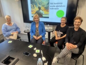 Panelistit Mirja Erlund, Marketta Rantama, Irene Taavetti ja juontaja Eila Ruuskanen-Himma