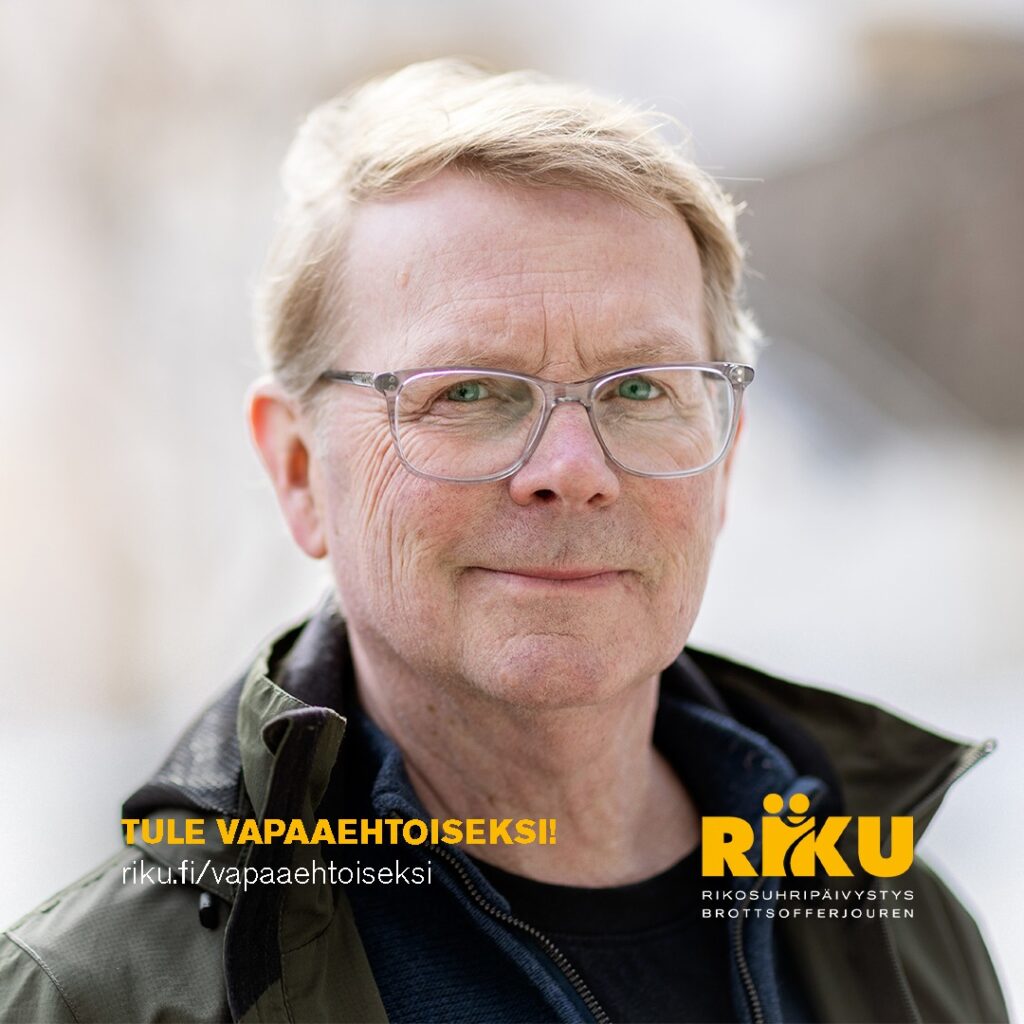 Mies katsoo kameraan. Kuvan päällä teksti: Tule vapaaehtoiseksi! riku.fi/vapaaehtoiseksi. RIKU.
