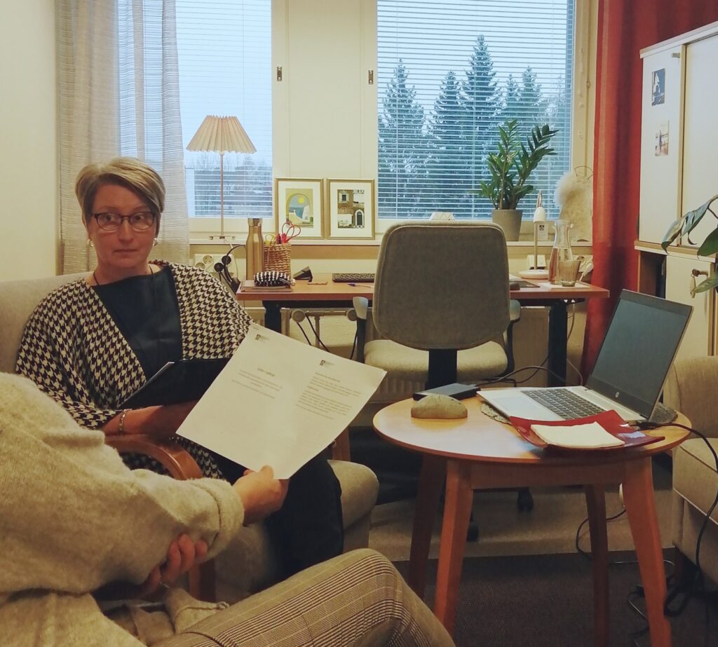 työntekijä ja asiakas istuvat sohvilla