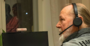 Mies kriisipuhelinpäivystyksessä