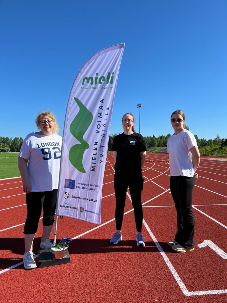 Yleisurheilukenttä ja kolme naista