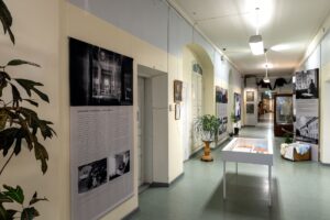 Käytävä, jonka varrella infotauluja vanhan sairaalan historiasta.