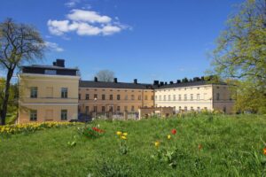 Tulppaaneja ja vihreää nurmikkoa Lapinlahden Lähteen pihalla.