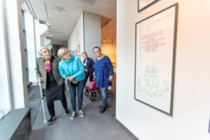 Kuvssa ihmisiä taidemuseosssa.