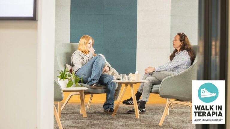 Walk in terapia kaksi henkilöä istuu nojatuoleissa ja keskustelee